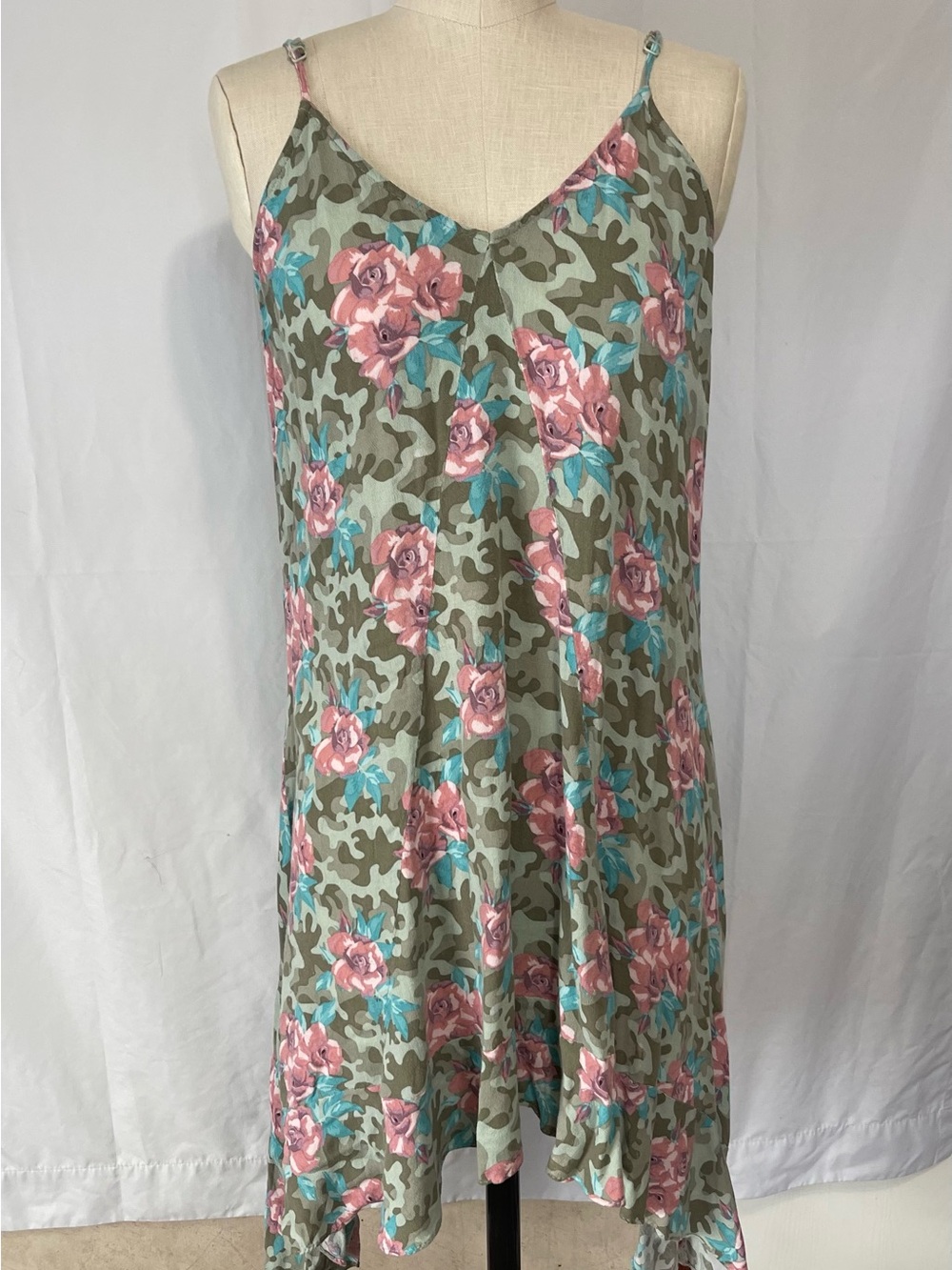 Ariat women’s camo floral print dress sharkbite trim flowwy size Large